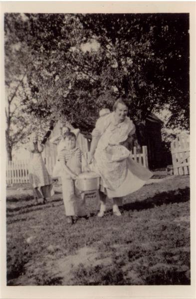 Donnie Mamie with Grandma and Joy in the back June 1941